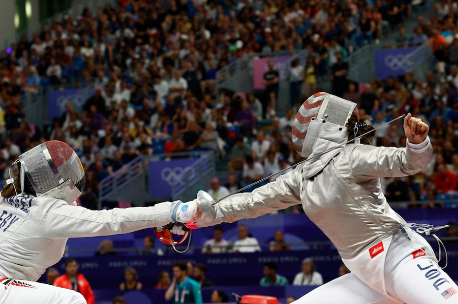 Paris 2024 Olympics - Fencing - Women's Sabre Individual Table of 32 - Grand Palais, Paris, France - July 29, 2024. Elizabeth Tartakovsky of the United States in action against Nada Hafez of Egypt. Photo: Reuters