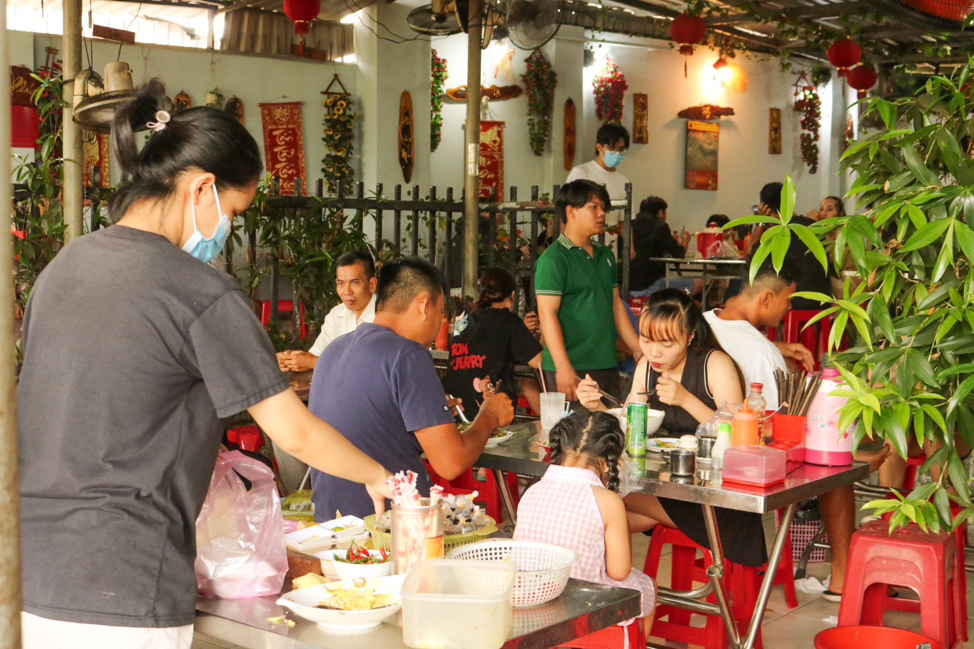 Customers dine-in at Mrs. Ho’s noodle shop in Binh Duong Province, southern Vietnam. Photo: Dang Khuong / Tuoi Tre