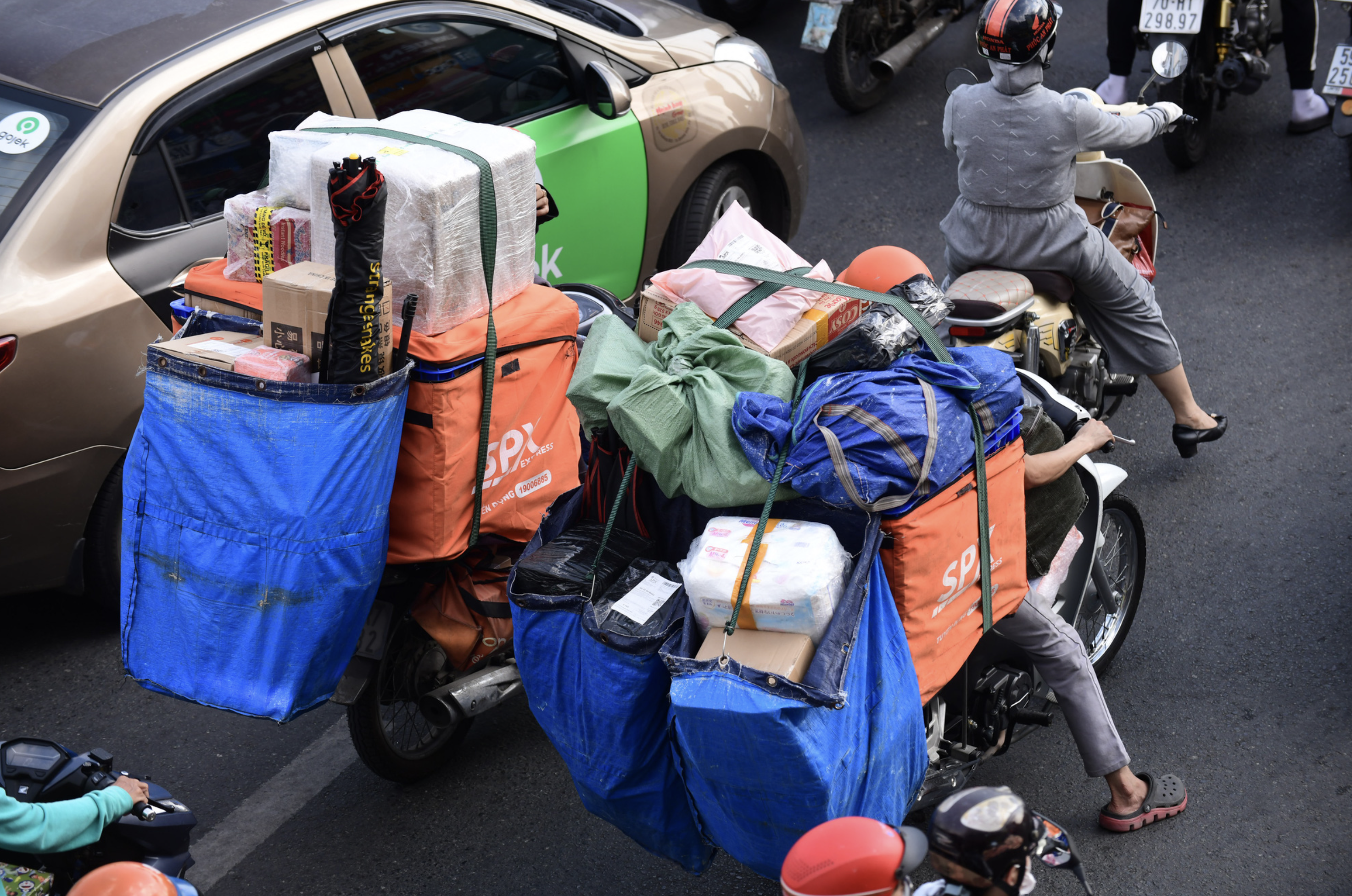 A delivery man on the way to hand items to customers in Ho Chi Minh City. Photo: Quang Dinh / Tuoi Tre