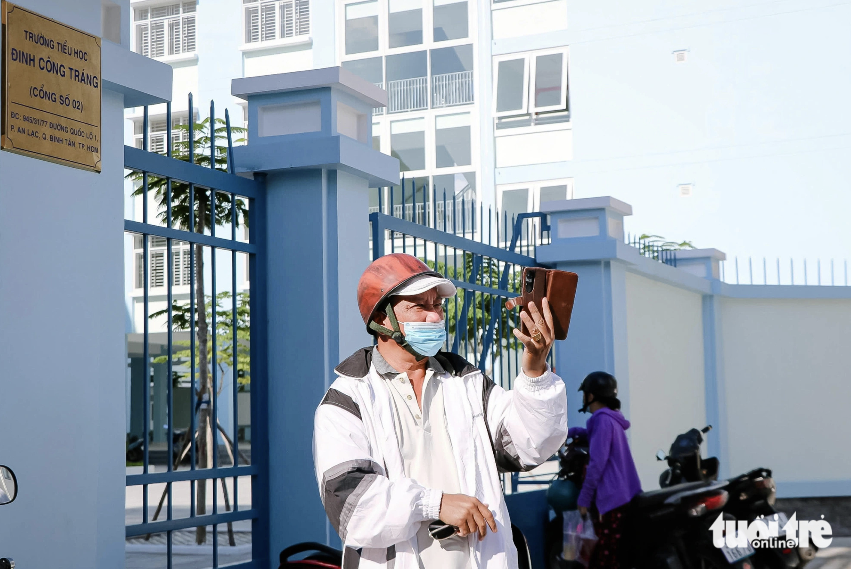 Many parents take their children to Dinh Cong Trang Elementary School to visit the new school on August 5, 2024. Photo: Cam Nuong / Tuoi Tre