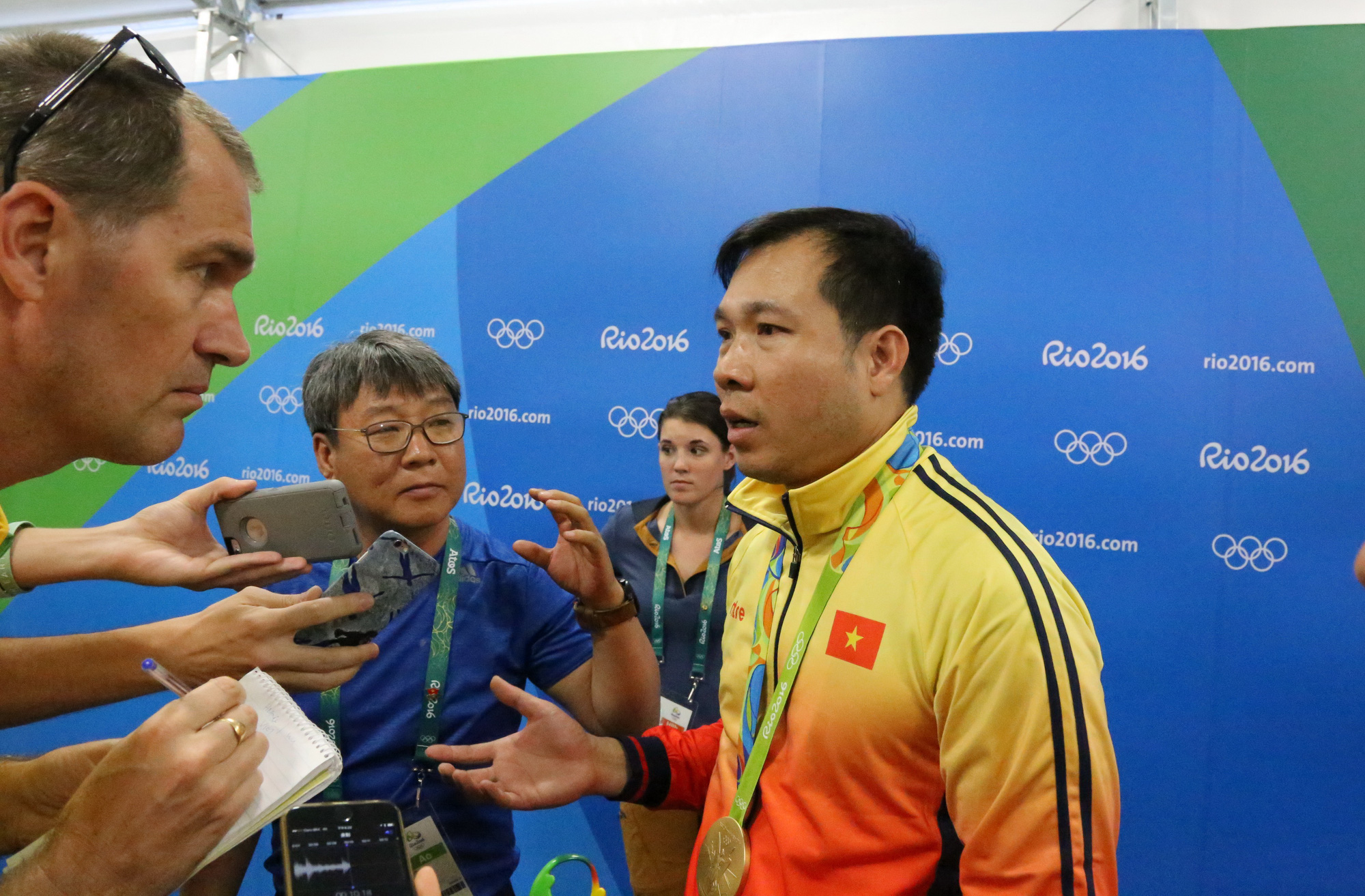 Vietnamese marksman Hoang Xuan Vinh is interviewed by reporters after winning one gold medal at the Rio de Janeiro 2016 Olympics. Photo: H.D. / Tuoi Tre