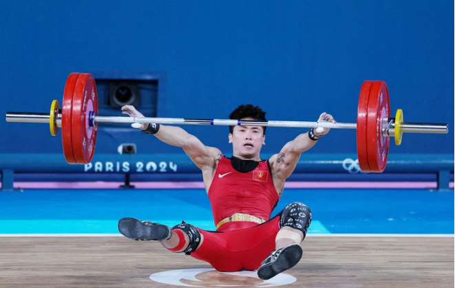 Vietnamese weightlifter Trinh Van Vinh fails to lift the weight in the men’s 61kg weightlifting event at the Paris 2024 Olympics, August 7, 2024. Photo: Reuters