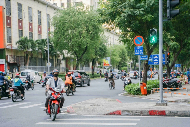 People ride motorbikes against traffic at the intersection of Nguyen Thi Minh Khai and Truong Dinh Streets in District 1, Ho Chi Minh City. Photo: Huu Duy / Tuoi Tre