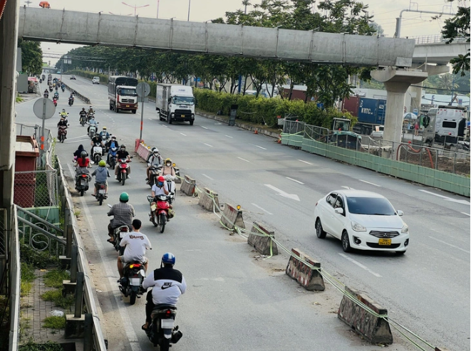 Motorbike riders travel in the wrong direction on a Hanoi Highway section in front of Suoi Tien Theme Park in Thu Duc City, under Ho Chi Minh City. Photo: Xuan Doan / Tuoi Tre