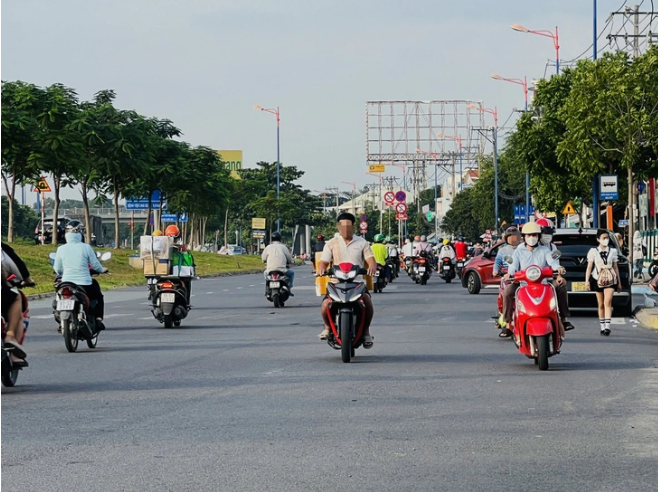 The same scene is seen in front of Suoi Tien Theme Park in Thu Duc City, under Ho Chi Minh City. Photo: Xuan Doan / Tuoi Tre