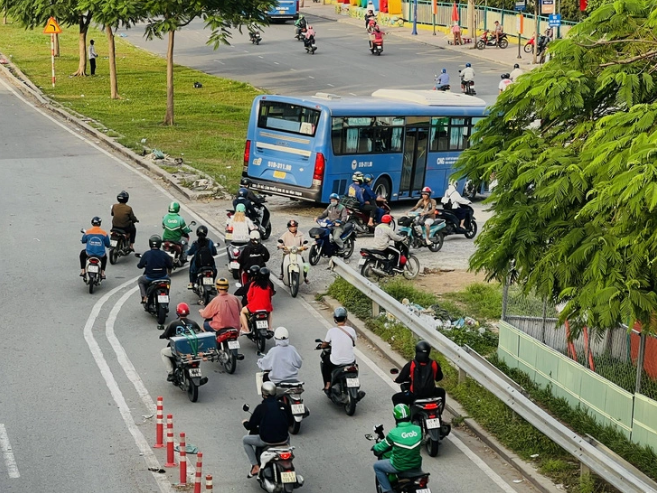 Some people travel in the opposite direction despite a high traffic volume in front of Suoi Tien Theme Park in Thu Duc City, under Ho Chi Minh City. Photo: Xuan Doan / Tuoi Tre