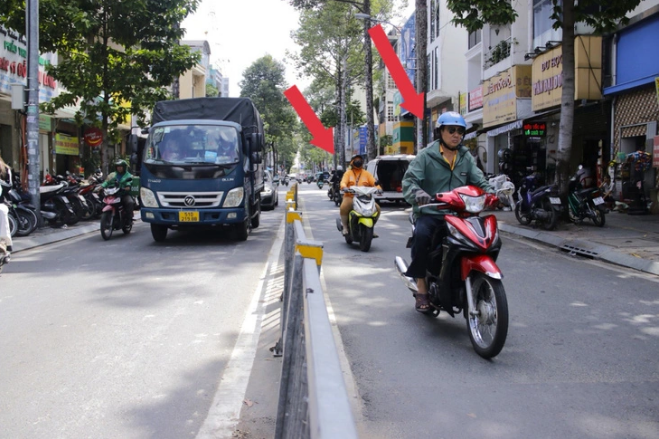 Many road users deliberately travel in the wrong direction to avoid congested sections. Photo: Tien Quoc / Tuoi Tre