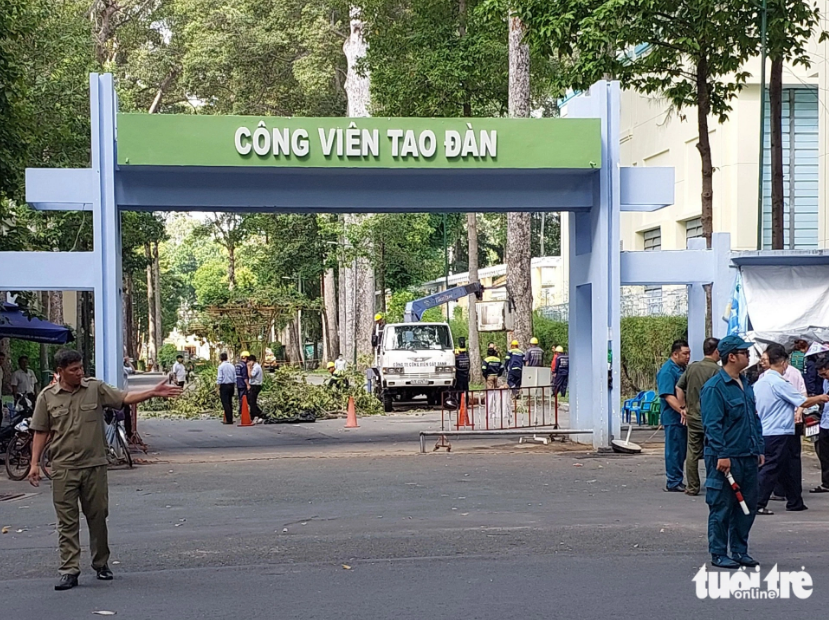 Competent forces cordon off Tao Dan Park in downtown Ho Chi Minh City to handle the deadly incident caused by a fallen branch on August 9, 2024. Photo: Dinh Khai / Tuoi Tre