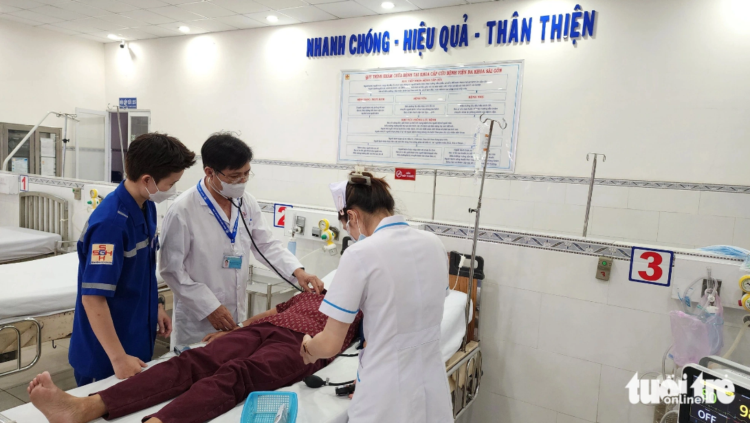 Doctors at the Saigon General Hospital check the health of a victim of a fallen branch at Tao Dan Park. Photo: Supplied