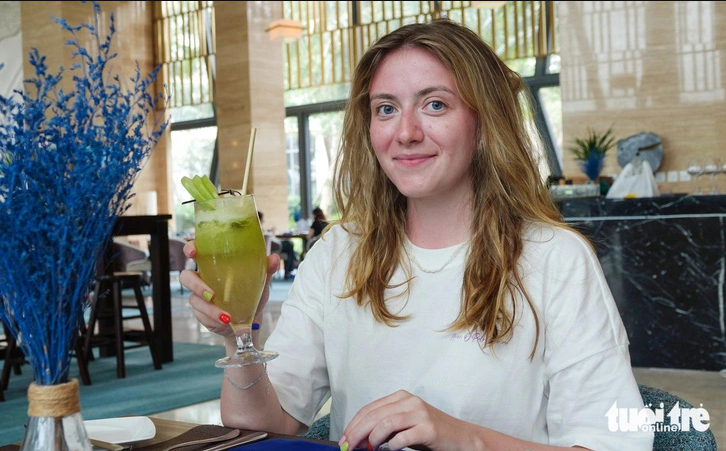 Foreigner astonished by paper straws, cups at tourist sites on Phu Quoc Island