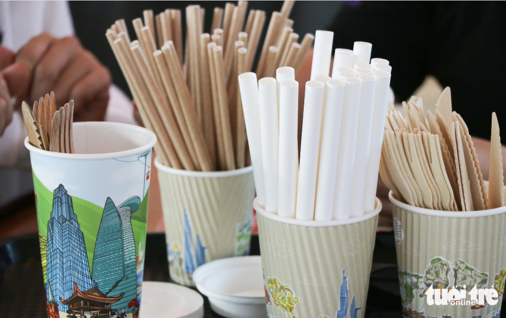 Paper cups, straws, wooden spoons and forks are used at an eatery at Phu Quoc International Airport. Photo: Chi Cong / Tuoi Tre