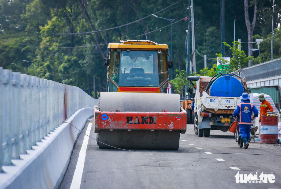 A road leading to the tunnel at the intersection of Phan Thuc Duyen and Tran Quoc Hoan Streets. Photo: Chau Tuan / Tuoi Tre