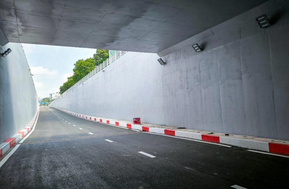 The asphalt surface of the tunnel at the intersection of Phan Thuc Duyen and Tran Quoc Hoan Streets. Photo: Chau Tuan / Tuoi Tre