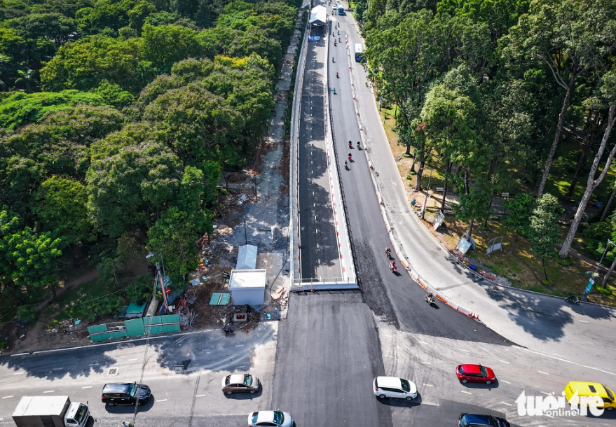 A 140-meter-long road leading to the tunnel near Hoang Van Thu Park is ready to open to traffic. Photo: Chau Tuan / Tuoi Tre