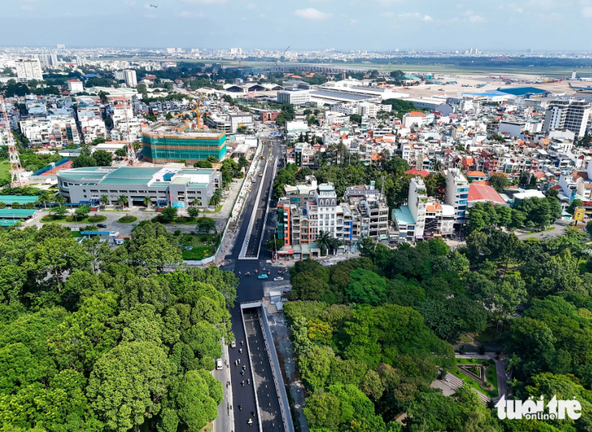 When in place, the tunnel at the intersection of Phan Thuc Duyen and Tran Quoc Hoan Streets will help ease traffic congestion around Tan Son Nhat International Airport. Photo: Chau Tuan / Tuoi Tre