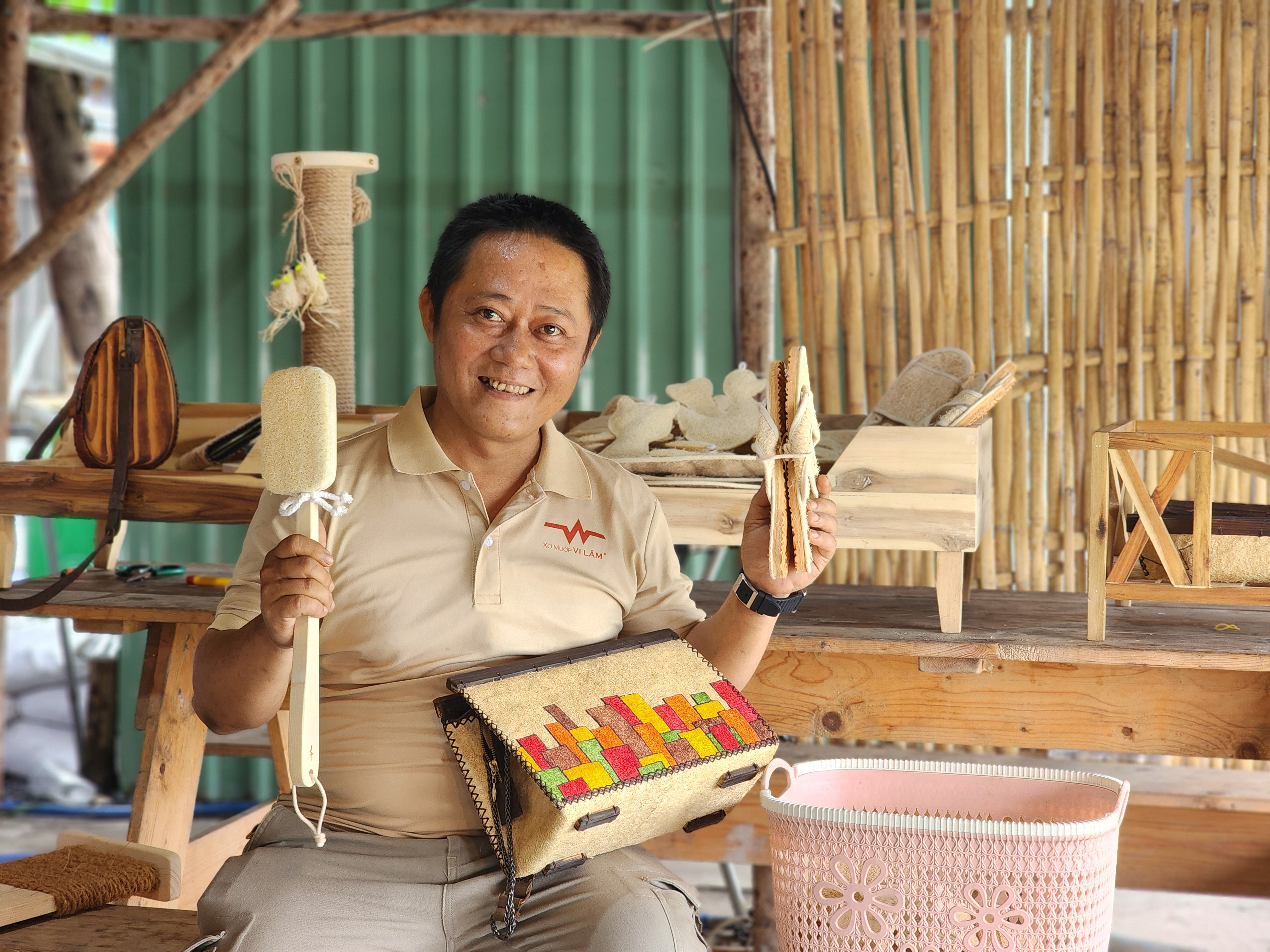 Mac Van Nhan poses with eco-products made of loofah at his workshop Xơ Mướp Vi Lâm at 2180/3A3 Vo Thi Thua in District 12, Ho Chi Minh City. Photo: Ngoc Phuong / Tuoi Tre News