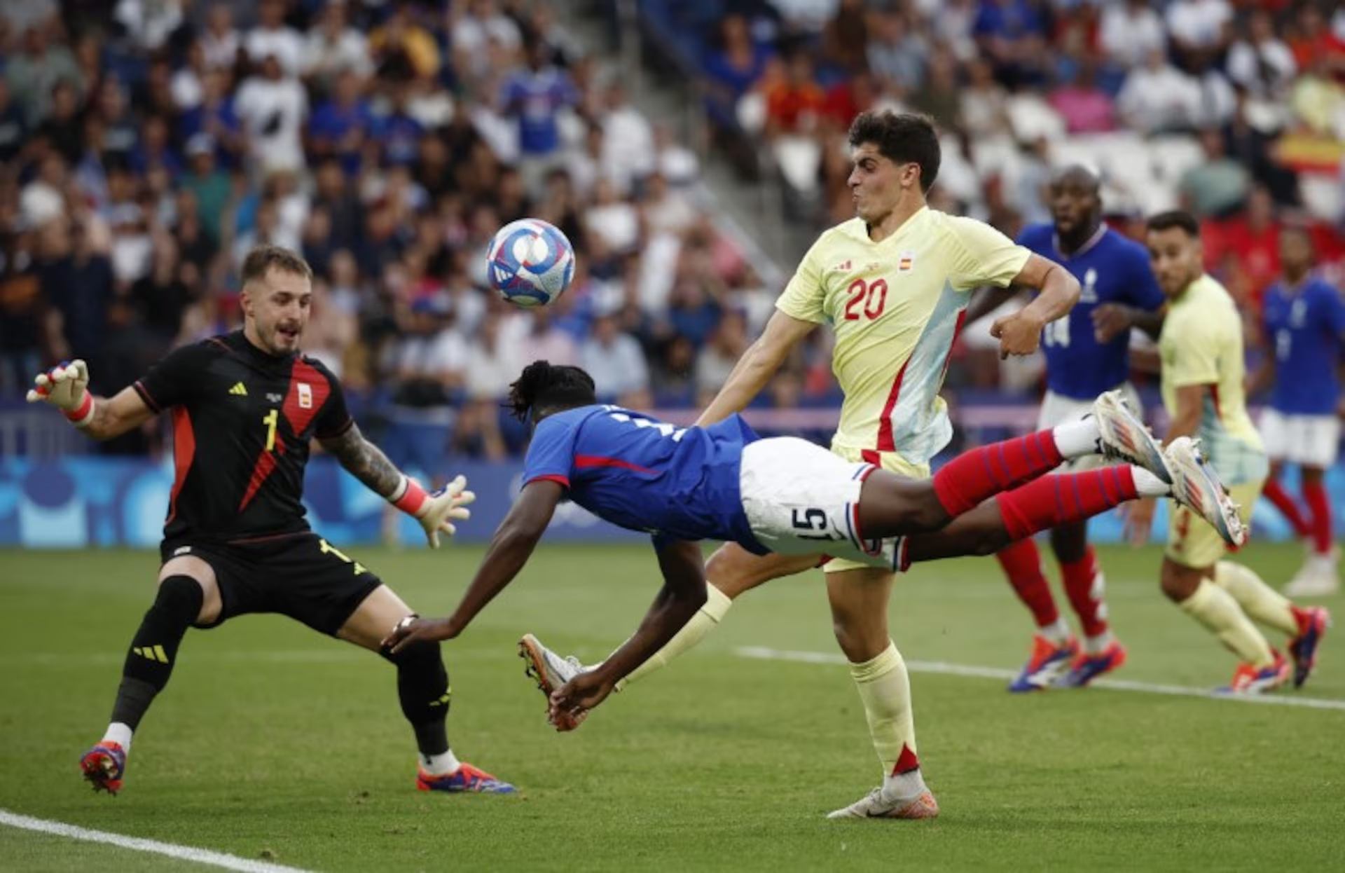 Paris 2024 Olympics - Football - Men's Gold Medal Match - France vs Spain - Parc des Princes, Paris, France - August 09, 2024. Bradley Locko of France in action with Juanlu Sanchez of Spain and Arnau Tenas of Spain. Photo: Reuters