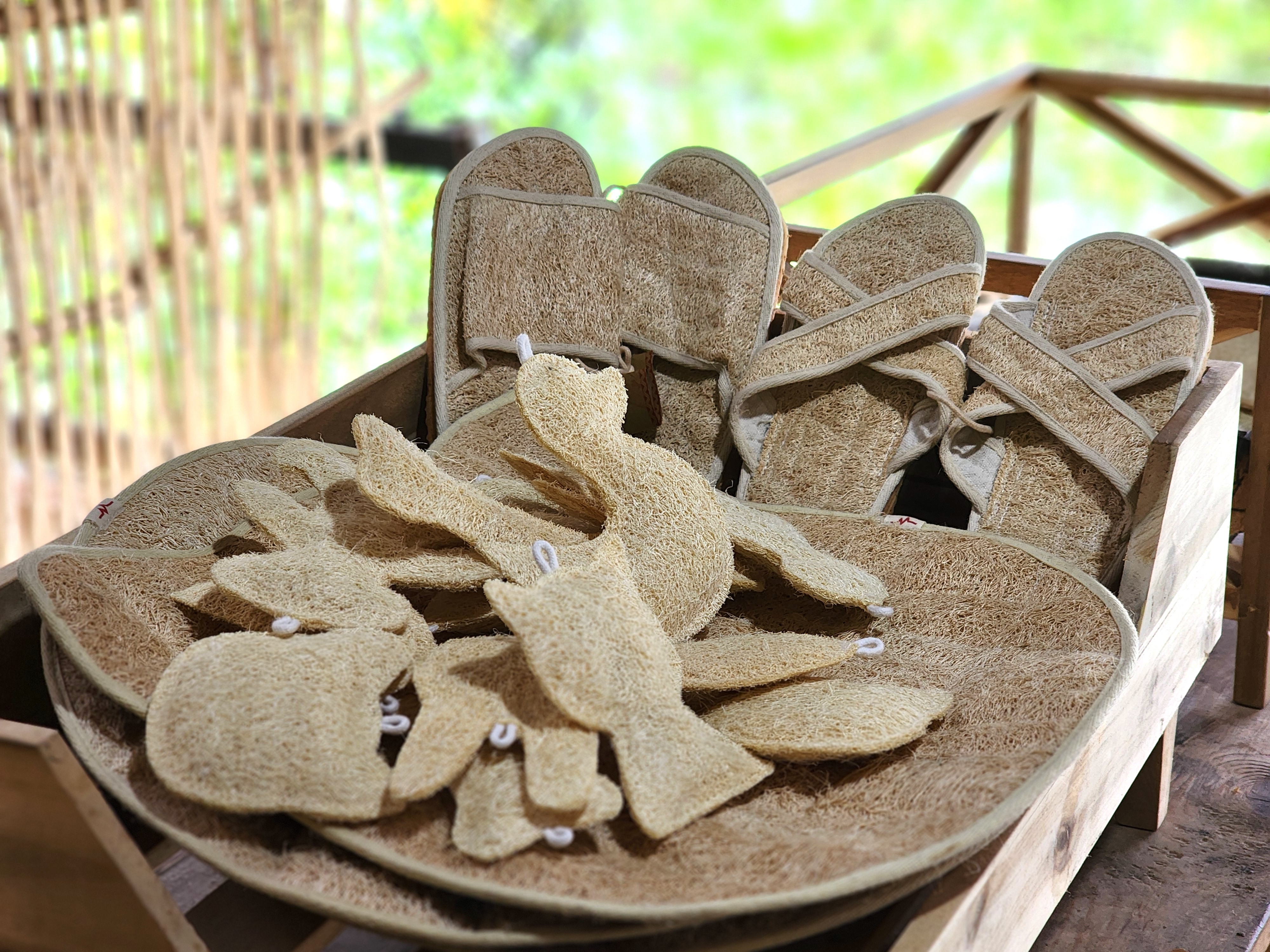 Loofah slippers and other products. Photo: Ngoc Phuong / Tuoi Tre News