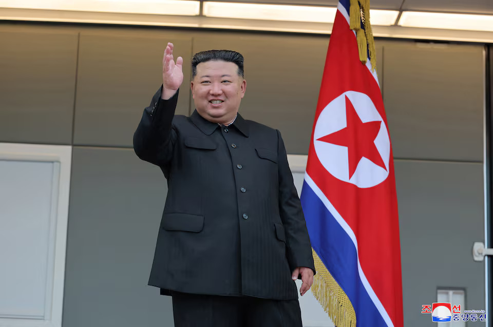 [5/6]North Korean leader Kim Jong Un waves during a visit to the flood-affected area of Uiju County, North Pyongan Province, North Korea, in this photo released August 10, 2024. Photo: Reuters