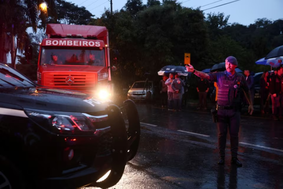 [3/5]Authorities arrive at the site where a turboprop plane crashed killing all passengers and crew on board, in Vinhedo, Brazil August 9, 2024. Photo: Reuters