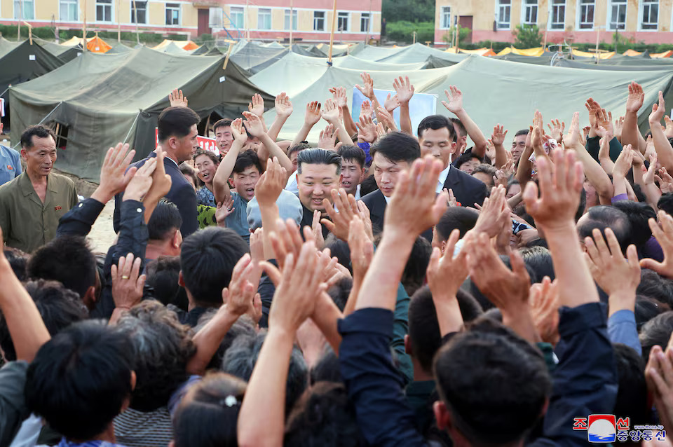 [4/6]North Korean leader Kim Jong Un greets people during a visit to the flood-affected area of Uiju County, North Pyongan Province, North Korea, in this photo released August 10, 2024. Photo: Reuters