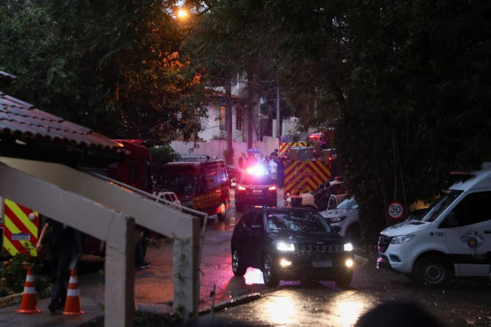 [5/5]Authorities arrive at the site where a turboprop plane crashed killing all passengers and crew on board, in Vinhedo, Brazil August 9, 2024. Photo: Reuters