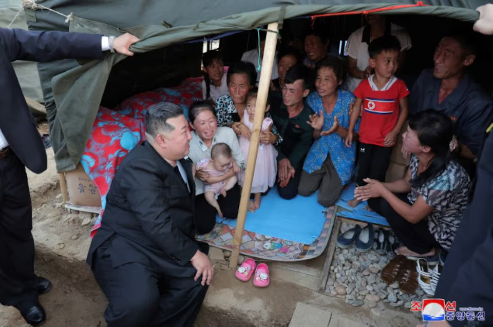 [2/6]North Korean leader Kim Jong Un sits with a family during a visit to the flood-affected area of Uiju County, North Pyongan Province, North Korea, in this photo released August 10, 2024. Photo: Reuters