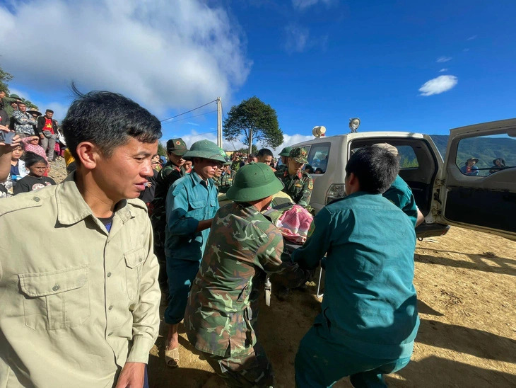 This image shows rescuers moving victims of the landslide that occurred in mountainous Ta Xua Commune, Bac Yen District, Son La Province on the early morning of August 10, 2024 to an ambulance.  Photo: L. Khanh / Tuoi Tre