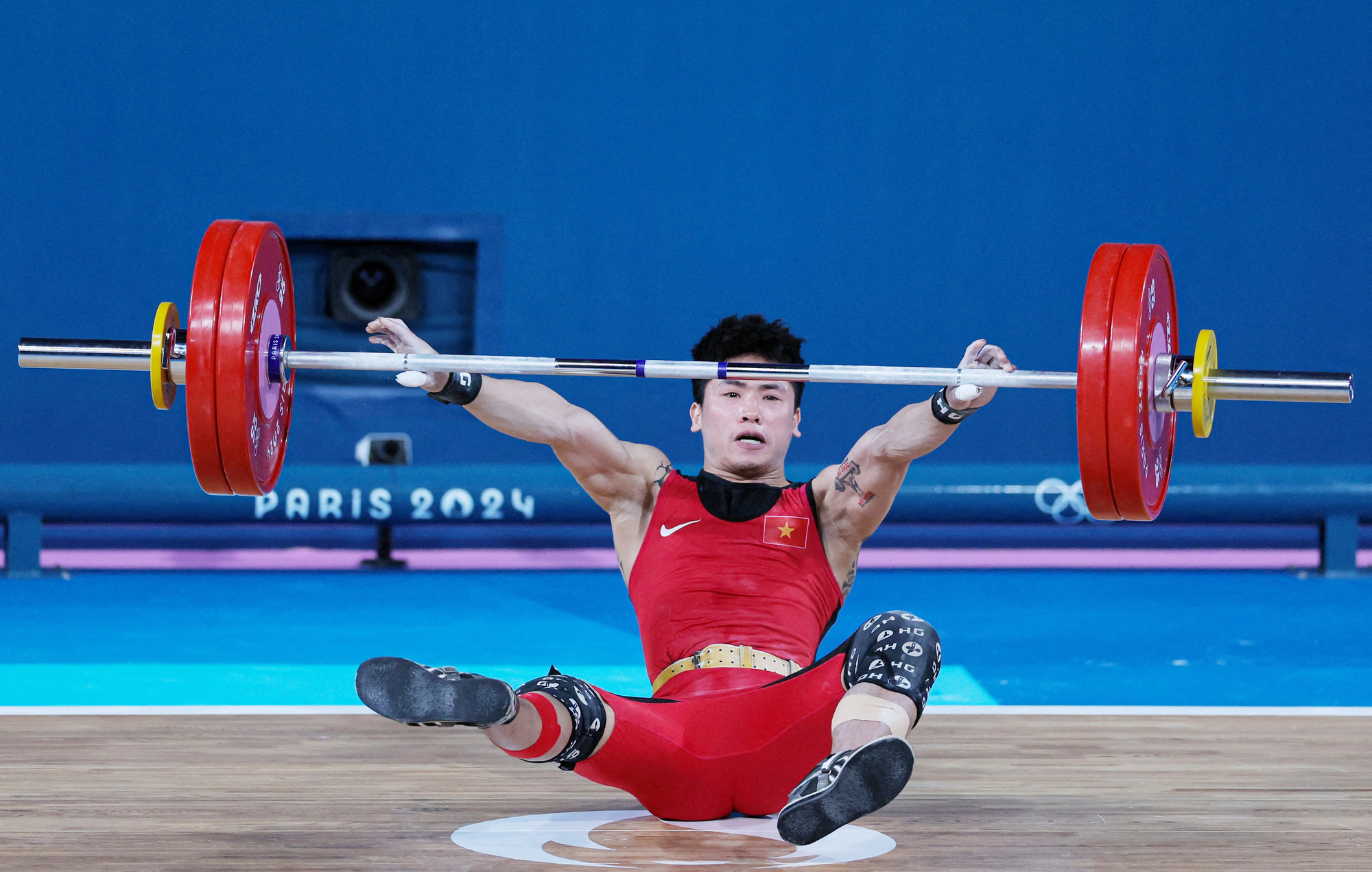 Vietnamese weightlifter Trinh Van Vinh fails to lift the weight in the men’s 61kg weightlifting event at the Paris 2024 Olympics, August 7, 2024. Photo: Reuters