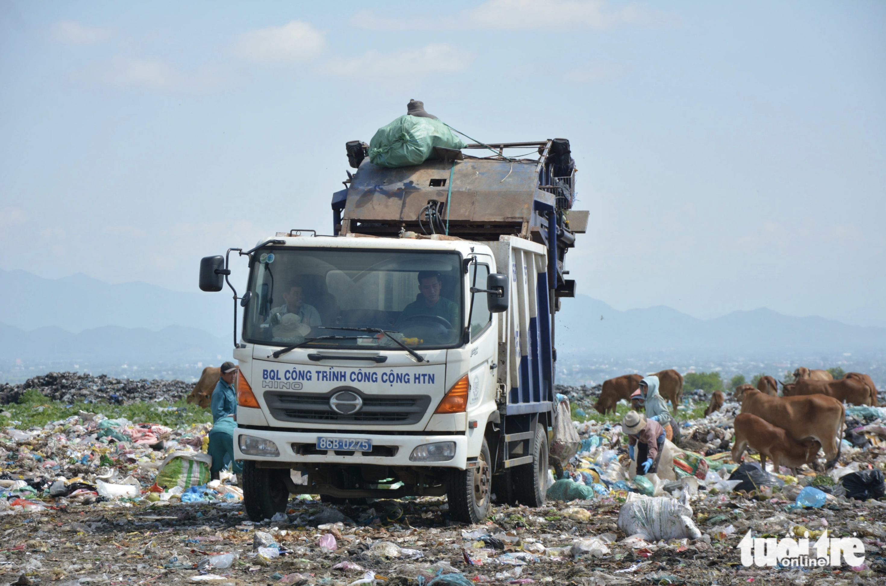 Binh Tu Landfill is located on a hill, some 80 meters above sea level. Covering an area of over 26.2 hectares, the dump site started its operation in 1999. The landfill was slated for closure in 2008, but it remains operational due to a large amount of garbage. Photo: Duc Trong / Tuoi Tre