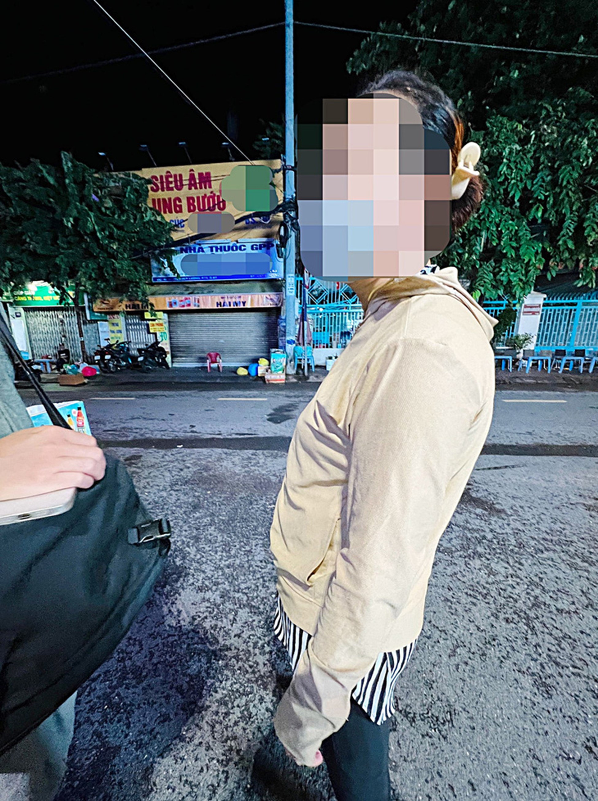 A broker in front of the Ho Chi Minh City Oncology Hospital. Photo: Yen Trinh / Tuoi Tre