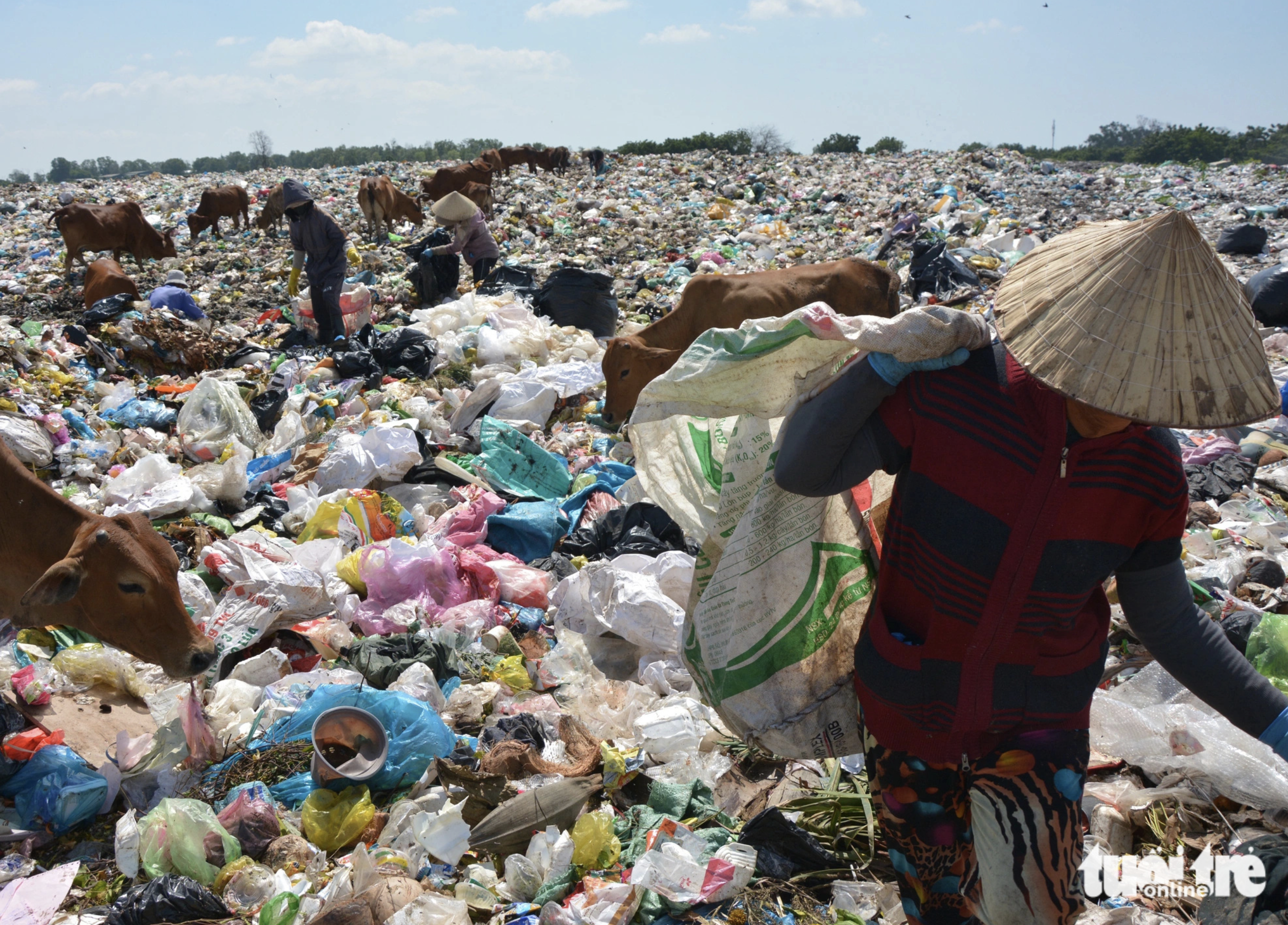 Some 346 metric tons of trash transported to the landfill daily. Photo: Duc Trong / Tuoi Tre