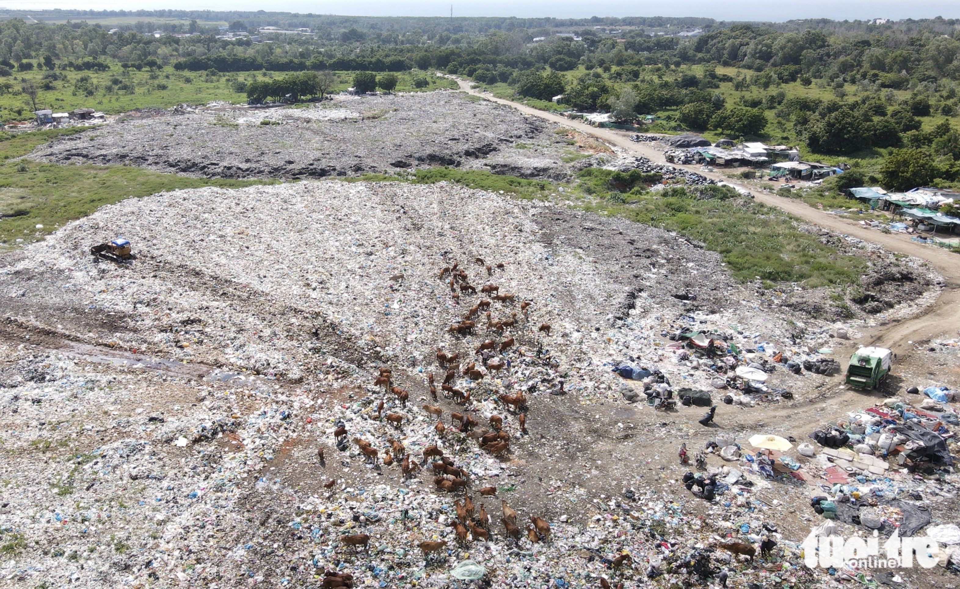 Piles of garbage at the landfill pollute the environment and harm residents’ health. Photo: Duc Trong / Tuoi Tre