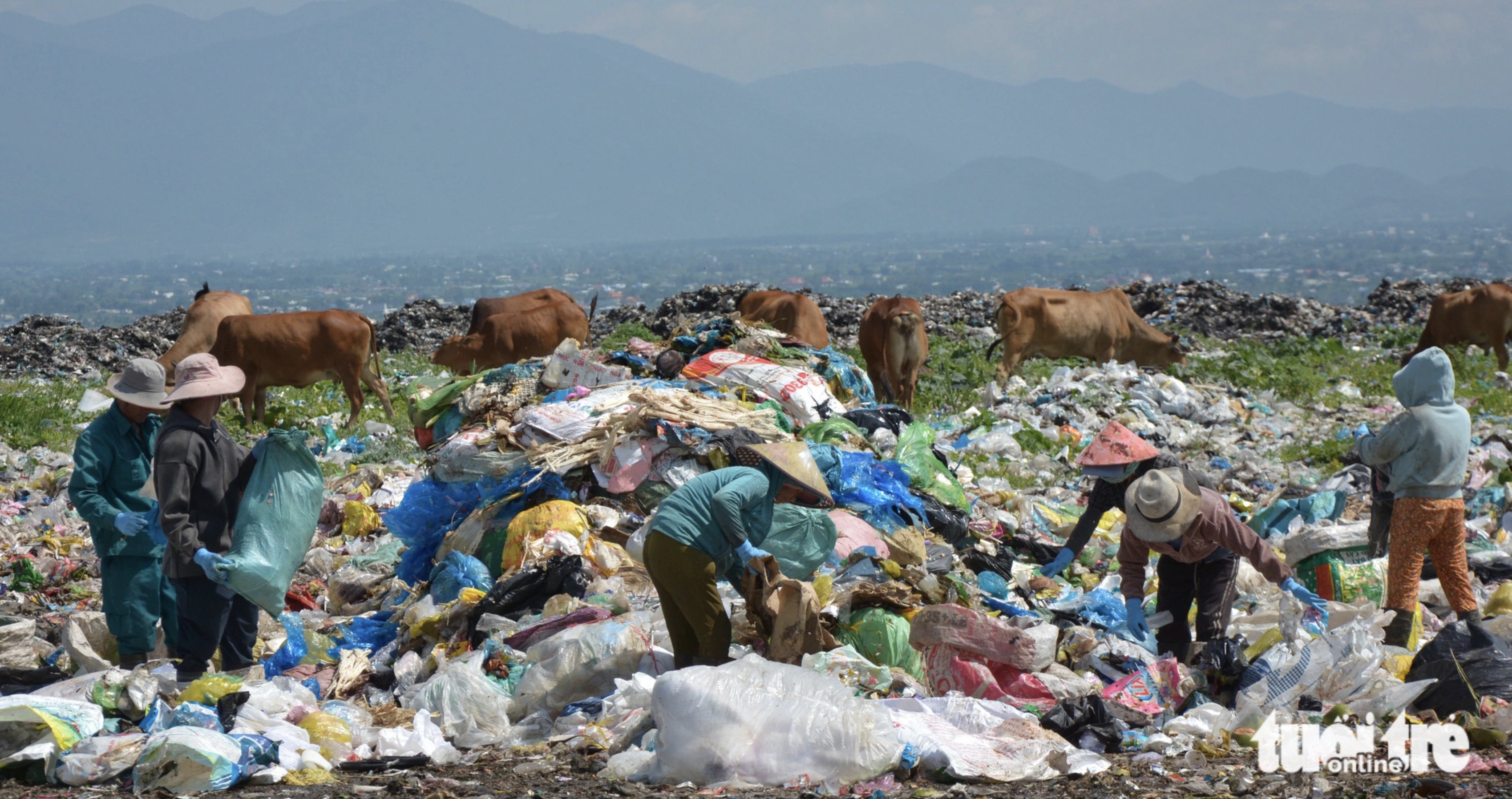 In rainy weather, wastewater at the landfill soaks into the ground, polluting underground water resources. When wind blows, nearby residents seem to be choked by the unpleasant smell from the landfill. Photo: Duc Trong / Tuoi Tre