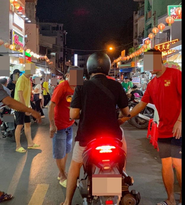 Ho Chi Minh City traders run in streets to solicit, hurl insults to refusals