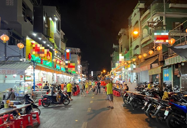 Employees of eateries crowd a section of Ha Ton Quyen Street in District 11, Ho Chi Minh City. Photo: Huu Duy / Tuoi Tre