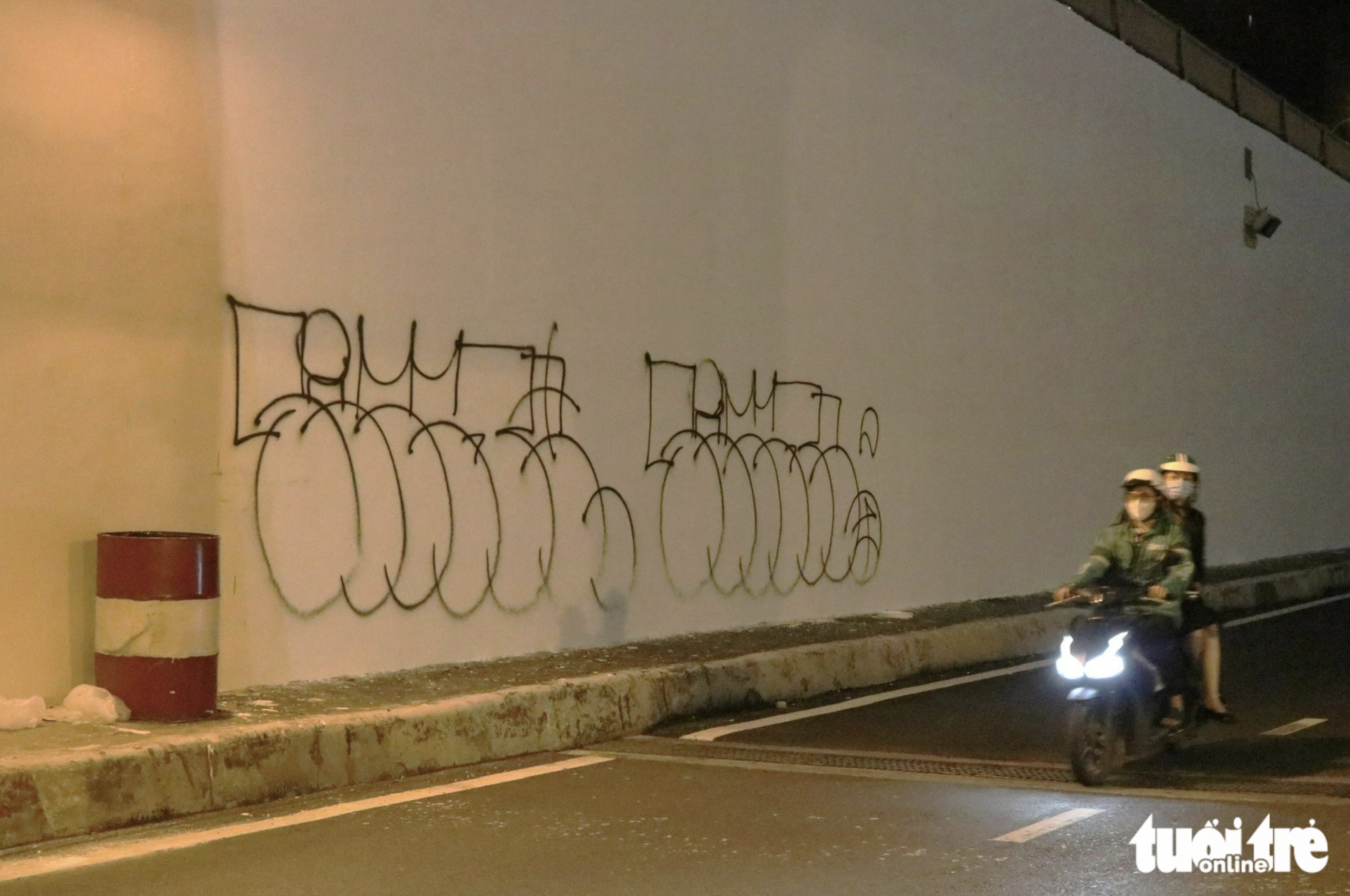 Six-meter-long graffiti appears on a wall of Nguyen Huu Canh Underpass in Binh Thanh District, Ho Chi Minh City. Photo: Ksor Quy / Tuoi Tre