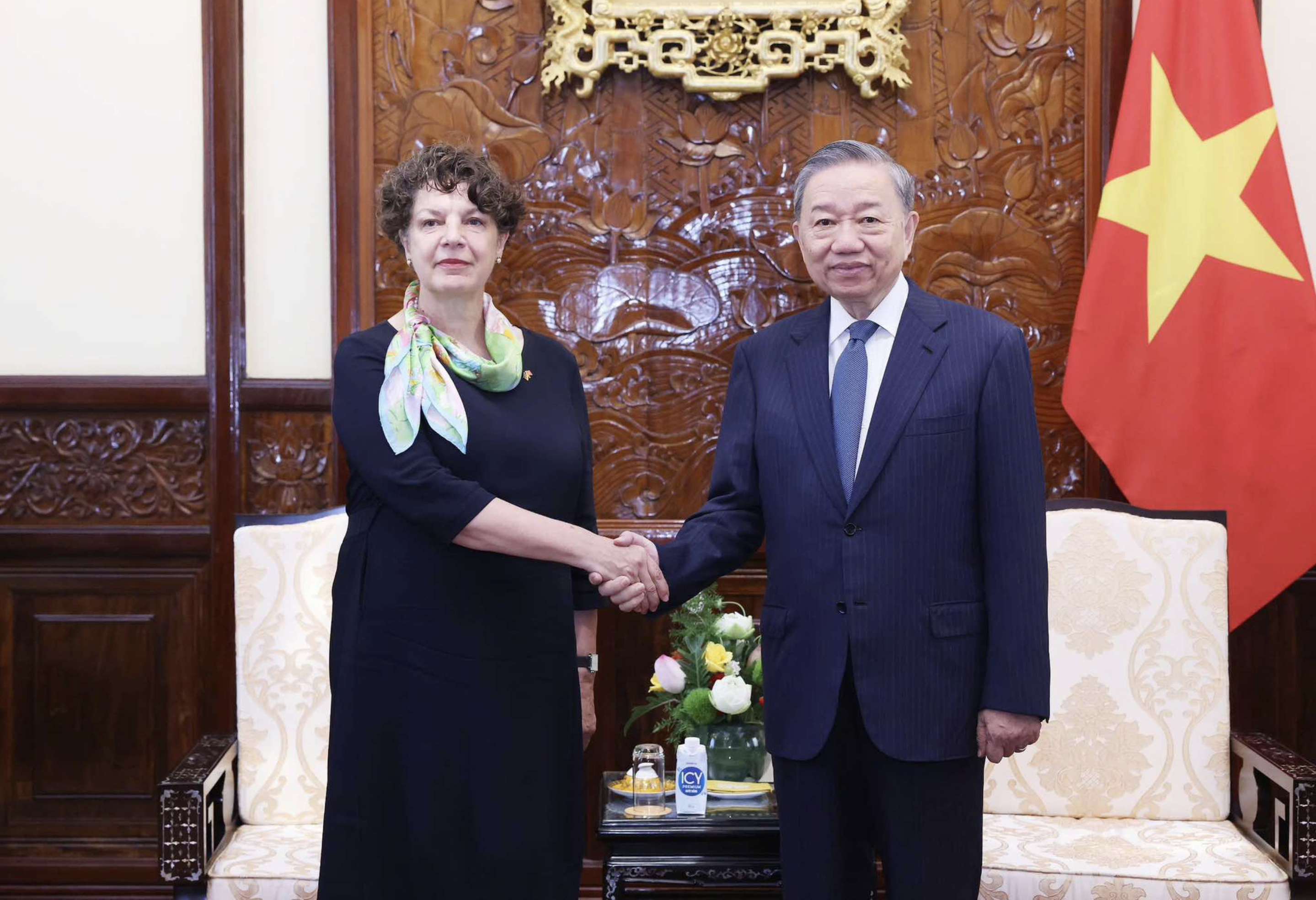 Party General Secretary and State President To Lam (R) receives German Ambassador Helga Margarete Barth on August 12, 2024. Photo: Vietnam News Agency