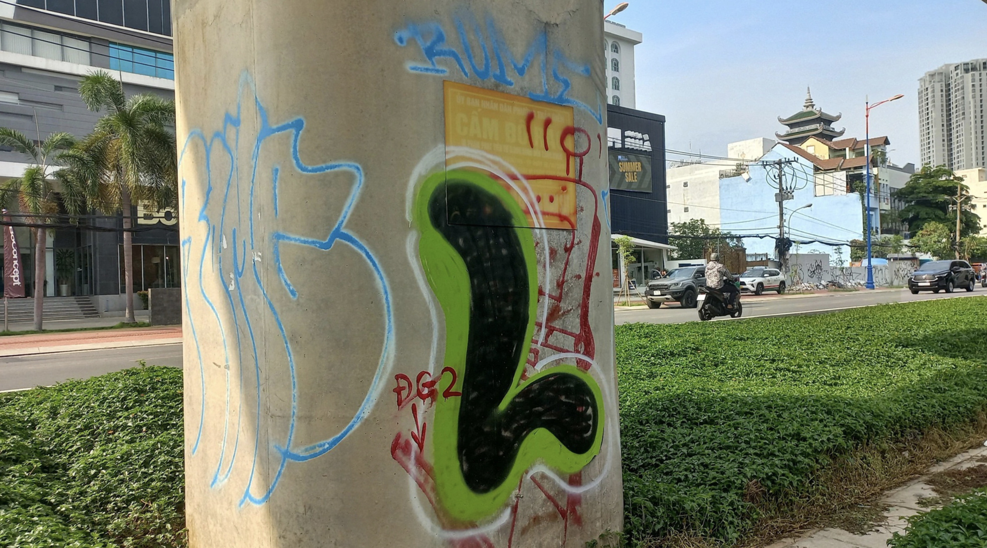 A pier of the city’s first metro line covered with graffiti. Photo: Dinh Khai / Tuoi Tre