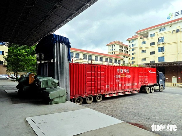 A vehicle transporting goods from China to Vietnam is parked at a warehouse in Pingxiang, which borders Vietnam’s Lang Son Province. Photo: Bong Mai / Tuoi Tre