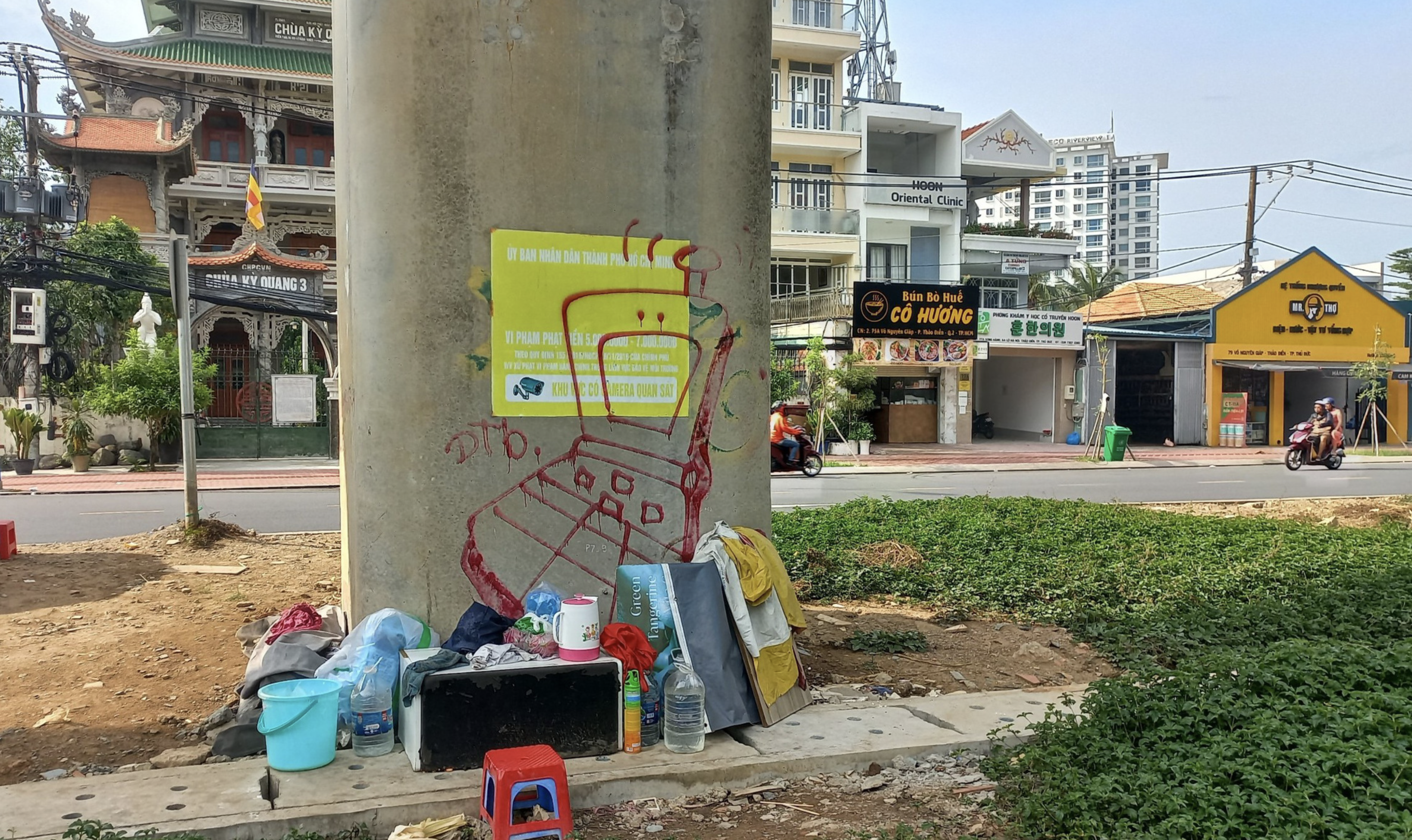 Graffiti, painted on a sign banning dumping, damages the cityscape. Photo: Dinh Khai / Tuoi Tre