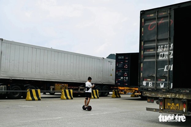 Empty container trucks travel to the Pingxiang Border Gate in China for goods handling. Photo: Bong Mai / Tuoi Tre