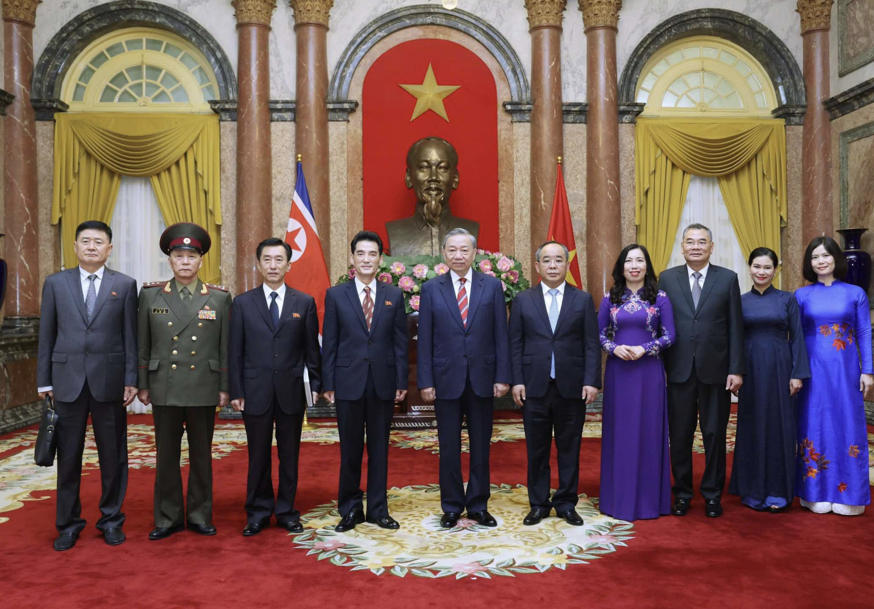 Party General Secretary and State President To Lam (fifth, left), North Korean Ambassador Ri Sung Guk (fourth, left) and other officials pose for a photo. Photo: Vietnam News Agency