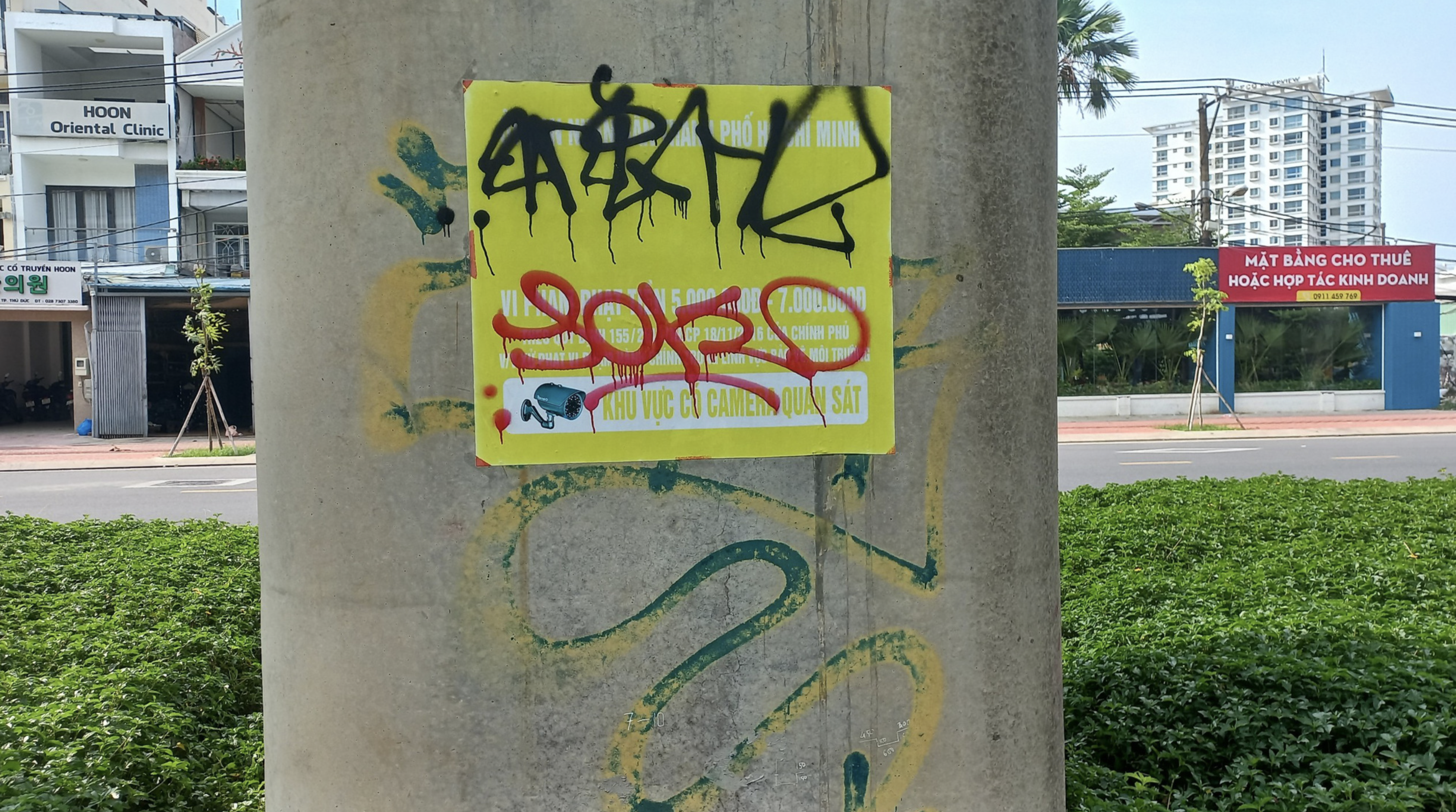 Graffiti covers a pier of the first metro line in Ho Chi Minh City. Photo: Dinh Khai / Tuoi Tre