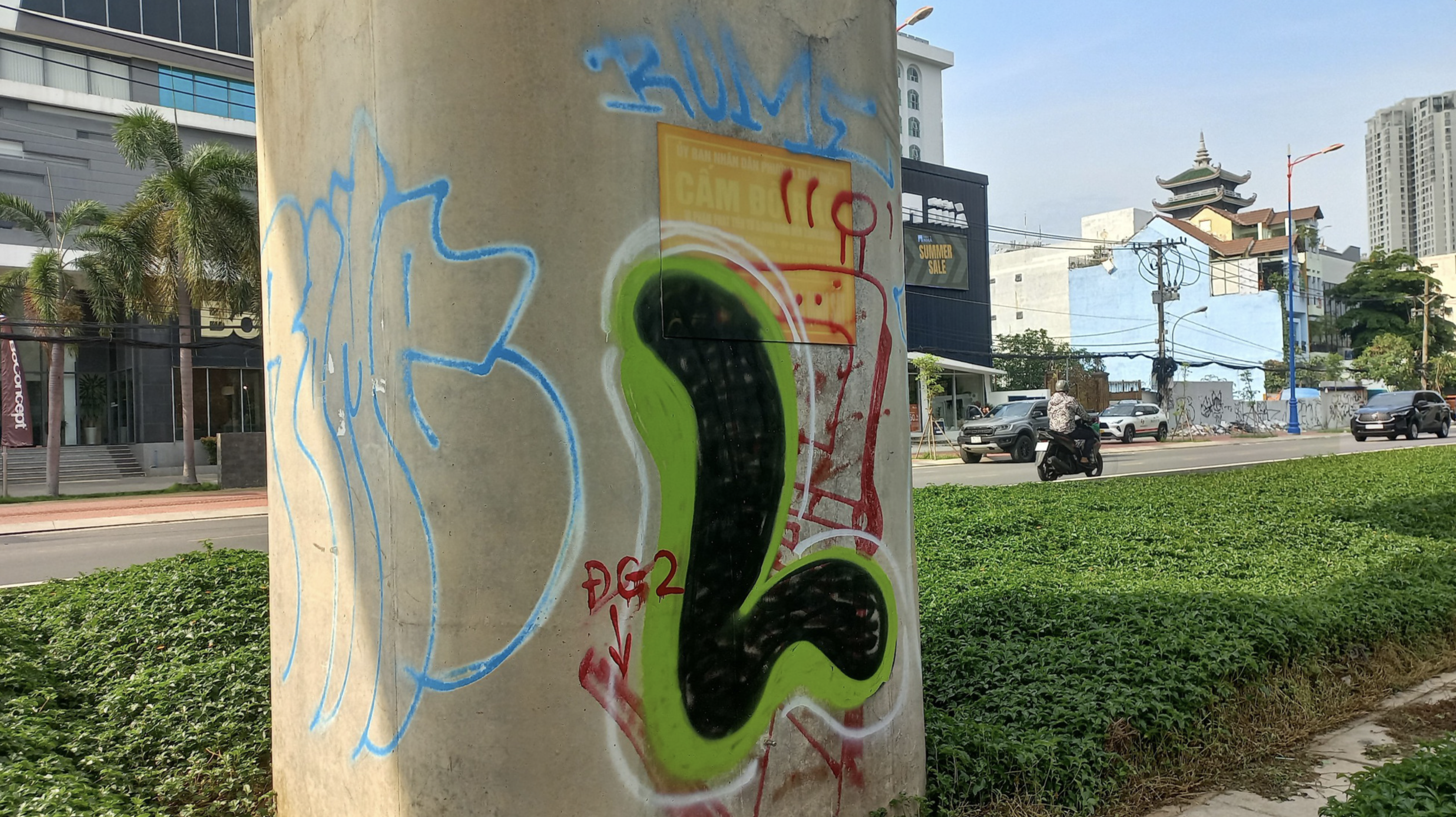 Graffiti defaces a pier of the city’s first metro line. Photo: Dinh Khai / Tuoi Tre