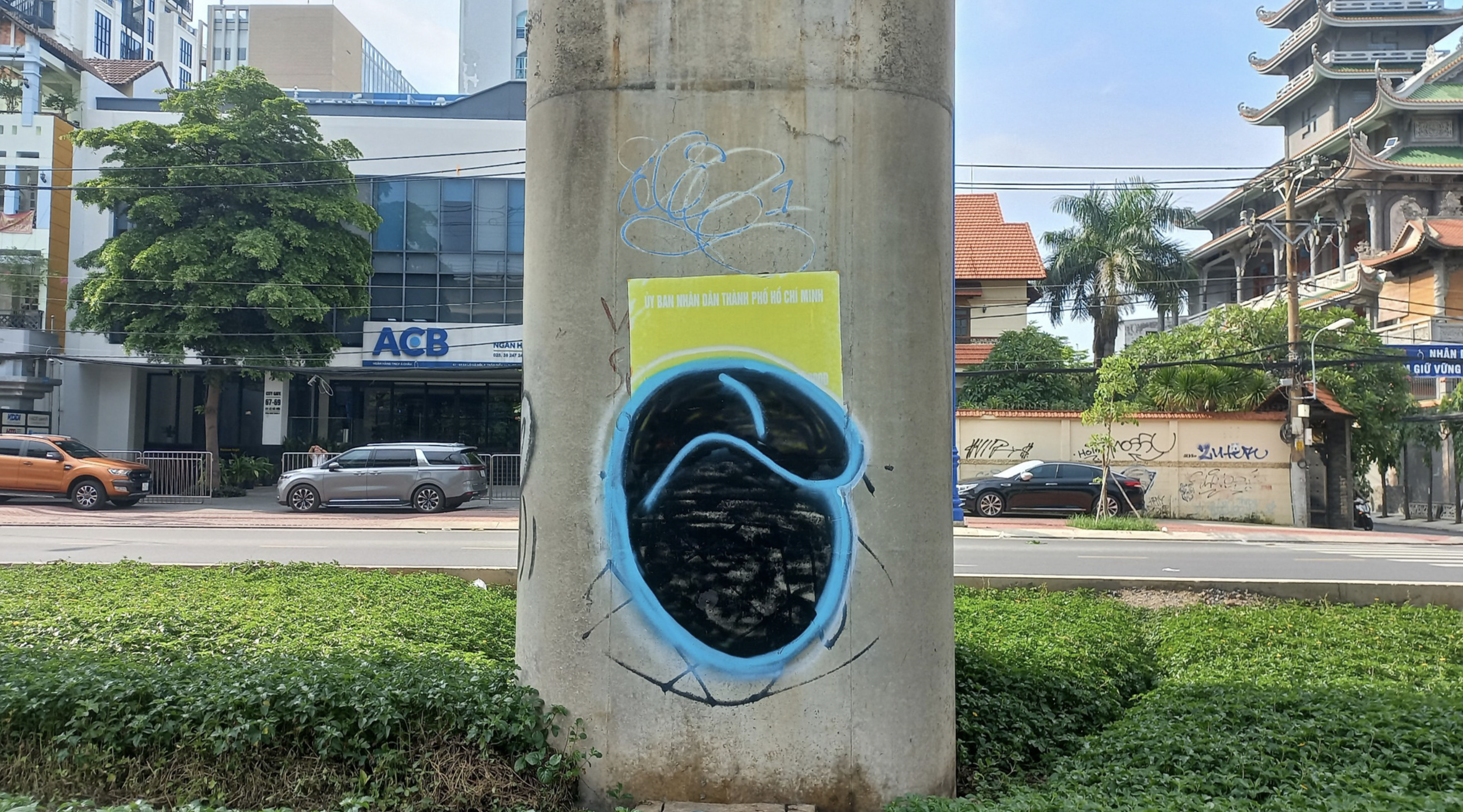 Paint sprayed on a sign reading some rules on a pier of the city’s first metro line. Photo: Dinh Khai / Tuoi Tre