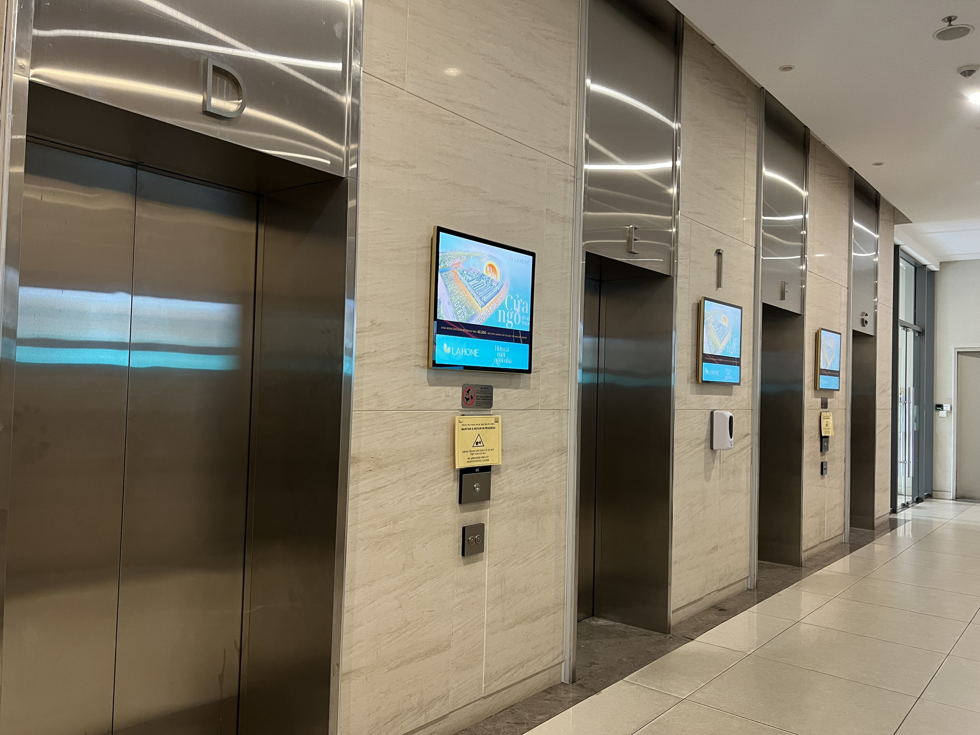 Four out of seven elevators at Block B of the Masteri An Phu apartment building are inoperative in Thao Dien Ward, Thu Duc City, Ho Chi Minh City, August 8, 2024. Photo: Xuan Doan / Tuoi Tre