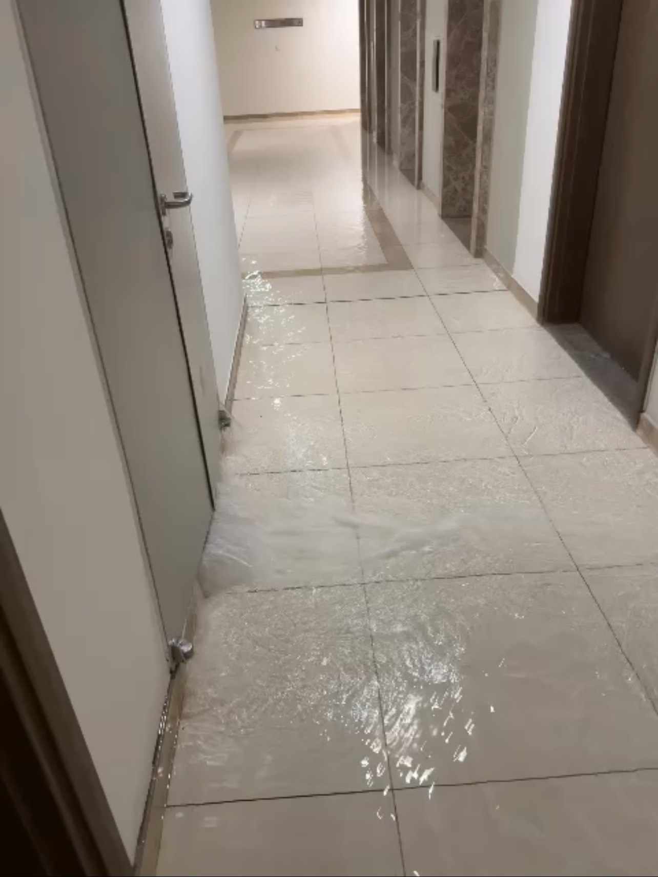 Water spills into the hallway at Block B of the Masteri An Phu apartment building in Thao Dien Ward, Thu Duc City, Ho Chi Minh City, August 2, 2024. Photo: Supplied