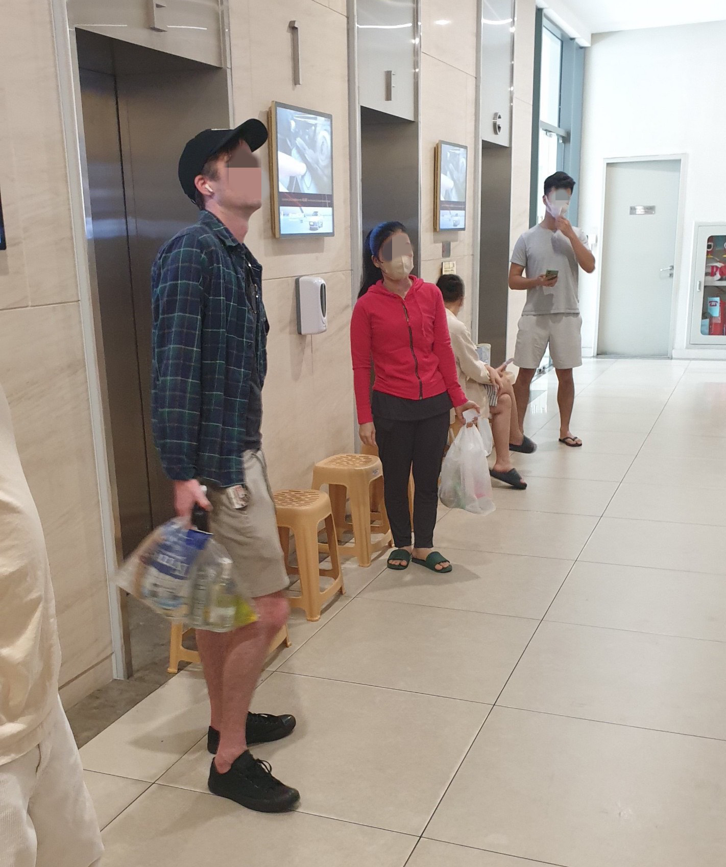 Plastic chairs are placed near the elevators for residents to sit and wait at Block B of the Masteri An Phu apartment building in Thao Dien Ward, Thu Duc City, Ho Chi Minh City, August 2024. Photo: Supplied