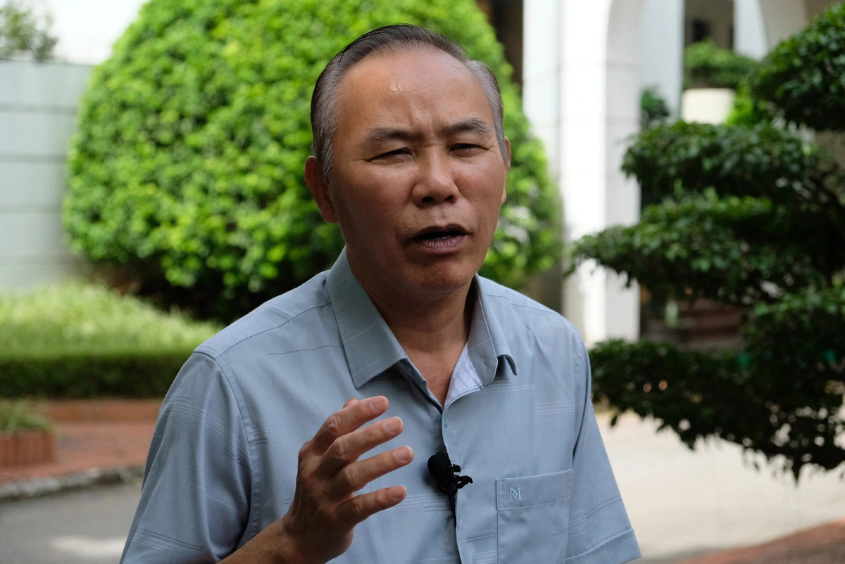 Deputy Minister of Agriculture and Rural Development Phung Duc Tien is seen talking with reporters on August 11, 2024 about the death of dairy cows due to diarrhea after being vaccinated against lumpy skin disease in Lam Dong Province, Vietnam’s Central Highlands. Photo: V. Giang / Tuoi Tre